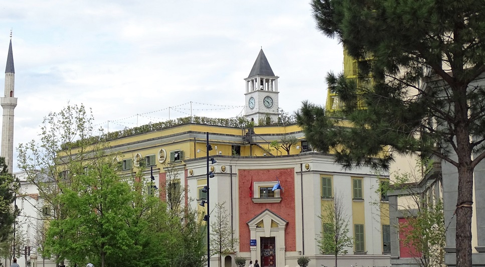 Bashkia e Tiranës jep për ndërtim 7 pasuri të vetat tek ish-stacioni i Trenit